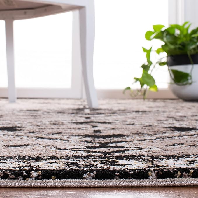 SAFAVIEH Vintage Hamadan Collection Accent Rug - 4' x 6', Brown & Black, Oriental Distressed Design, Non-Shedding & Easy Care, Ideal for High Traffic Areas in Entryway, Living Room, Bedroom (VTH293T)