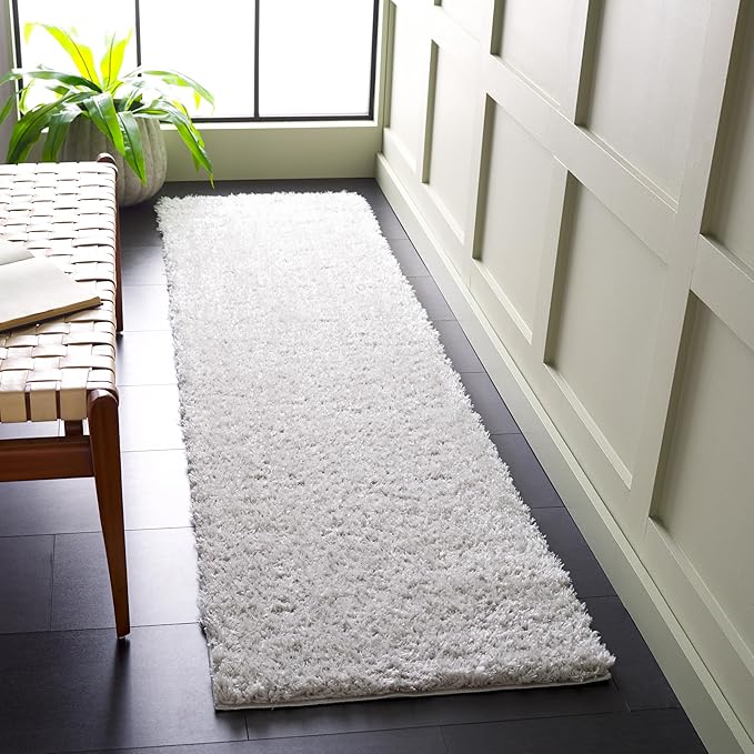 SAFAVIEH Lindsay Shag Collection Runner Rug - 8' Runner, Grey, Contemporary Design, Ideal for High Traffic Areas in Hallway, Bathroom & Kitchen (LNS560F-28)