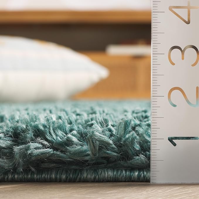 SAFAVIEH Fontana Shag 800 Collection Area Rug - 4' x 6', Dark Green, Shag & Flokati Design, Ideal for High Traffic Areas in Living Room, Bedroom & Dining Room (FNT800Y-4)