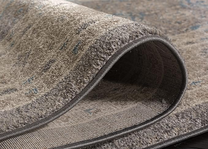 SAFAVIEH Sofia Collection Accent Rug - 4' x 5'7", Light Grey & Beige, Vintage Oriental Distressed, Non-Shedding & Easy Care, Ideal for High Traffic Areas in Foyer, Living Room, Bedroom (SOF366B)