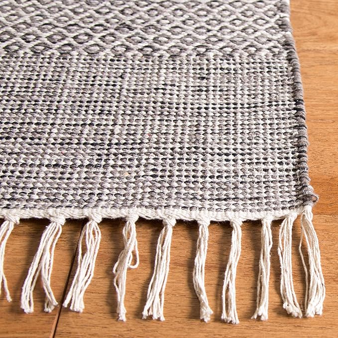 SAFAVIEH Montauk Collection Accent Rug - 4' x 6', Ivory & Anthracite, Handmade Flat Weave Boho Farmhouse Cotton Tassel Fringe, Ideal for High Traffic Areas in Entryway, Living Room, Bedroom (MTK330N)