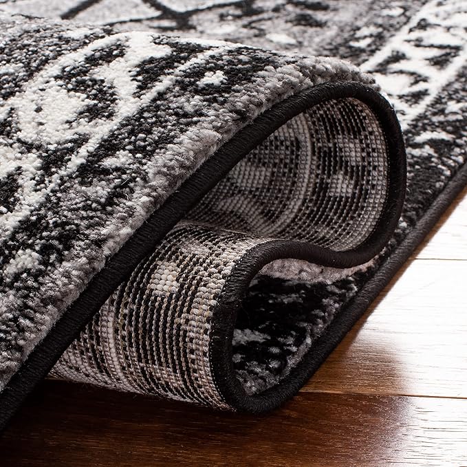 SAFAVIEH Vintage Hamadan Collection Accent Rug - 4' x 6', Grey & Black, Oriental Distressed Design, Non-Shedding & Easy Care, Ideal for High Traffic Areas in Entryway, Living Room, Bedroom (VTH293F)