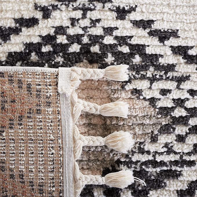SAFAVIEH Tassels Collection Accent Rug - 4'5" x 6'5", Ivory & Orange, Modern Boho Rustic Design, Non-Shedding & Easy Care, Ideal for High Traffic Areas in Entryway, Living Room, Bedroom (MRT105A)