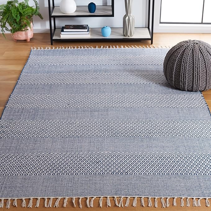 SAFAVIEH Montauk Collection Area Rug - 5' x 8', Ivory & Navy, Handmade Flat Weave Boho Farmhouse Cotton Tassel Fringe, Ideal for High Traffic Areas in Living Room, Bedroom (MTK330B)