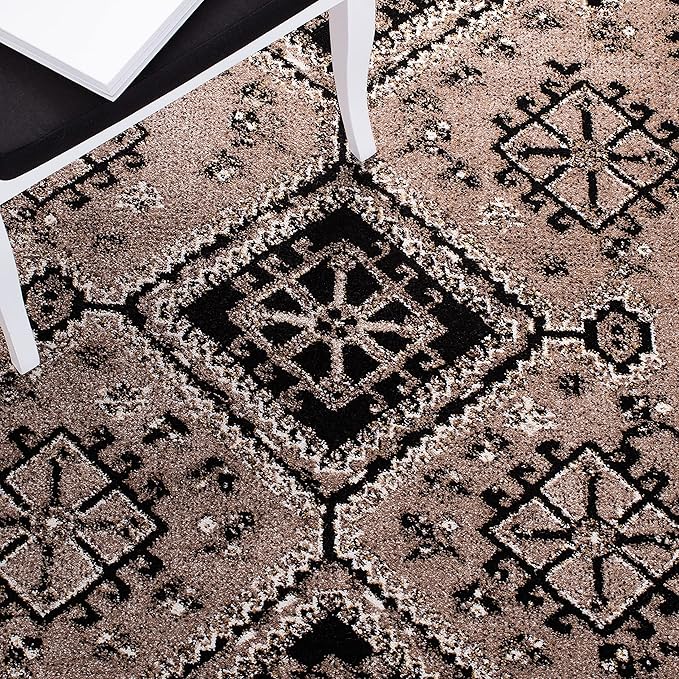SAFAVIEH Vintage Hamadan Collection Accent Rug - 4' x 6', Brown & Black, Oriental Distressed Design, Non-Shedding & Easy Care, Ideal for High Traffic Areas in Entryway, Living Room, Bedroom (VTH293T)