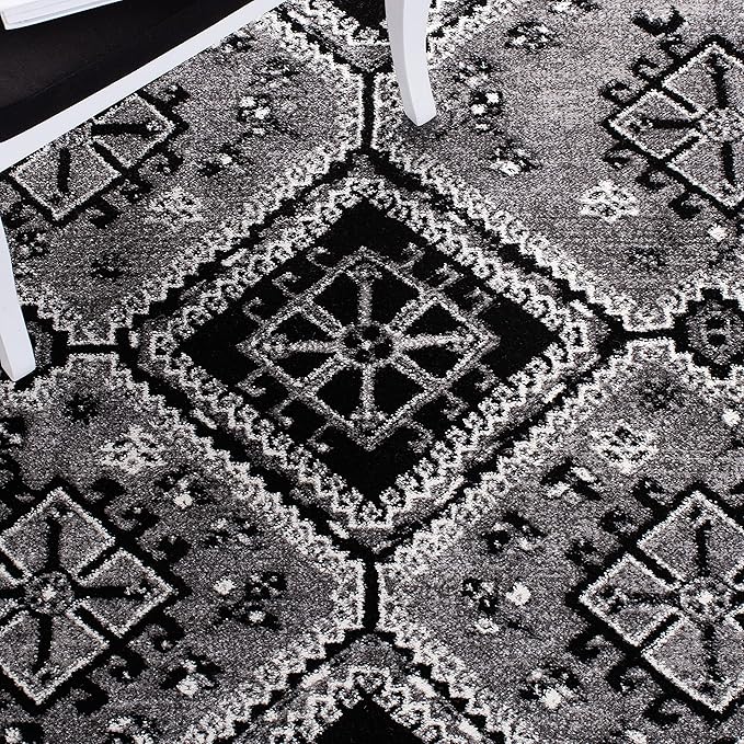 SAFAVIEH Vintage Hamadan Collection Area Rug - 9' x 12', Grey & Black, Oriental Distressed Design, Non-Shedding & Easy Care, Ideal for High Traffic Areas in Living Room, Bedroom (VTH293F)